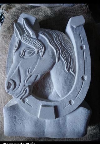 Letrero de piedra LOVE con base de madera