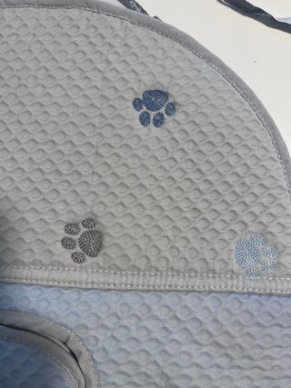 Protectior de bebé con huellas