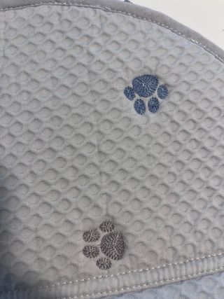 Protectior de bebé con huellas