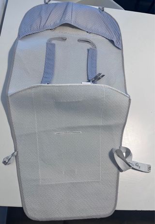 Protectior de bebé con huellas