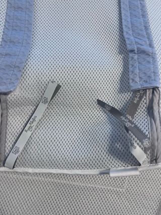 Protectior de bebé con huellas