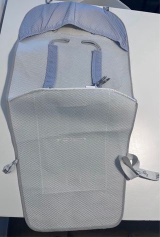 Protectior de bebé con huellas