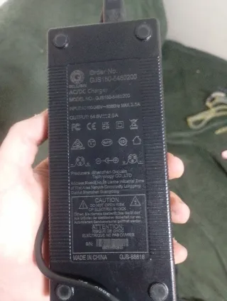 Cargador Patinete Eléctrico Negro