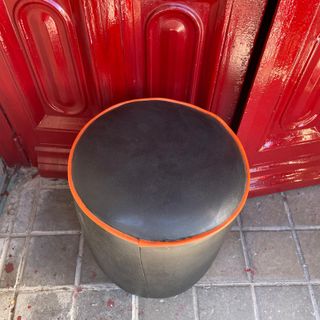 Taburete de cuero negro y naranja