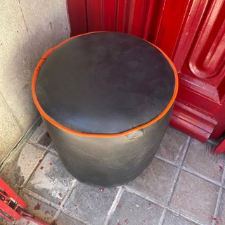 Taburete de cuero negro y naranja