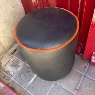 Taburete de cuero negro y naranja