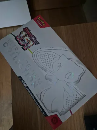 Caja Pokémon 151 Ultra Premium Collection
