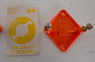 Componenti elettrici vintage: prese e interruttori