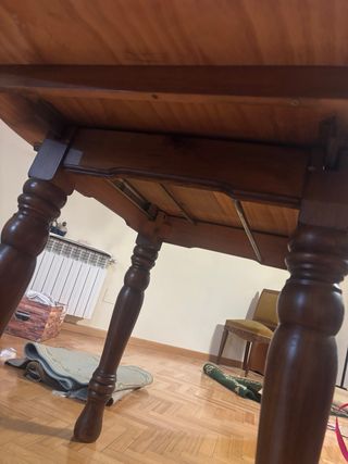 Mesa de comedor ovalada de madera