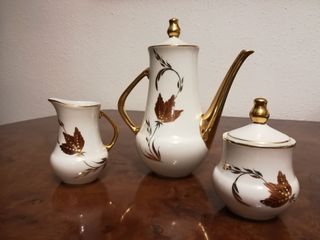 Juego de café de porcelana.