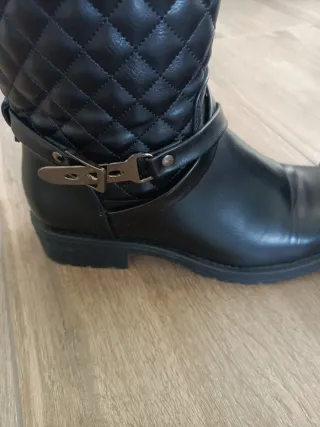 Stivaletti neri trapuntati con fibbia