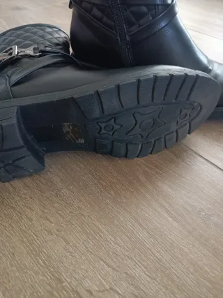 Stivaletti neri trapuntati con fibbia