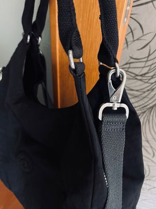 Bolso Kipling Negro como nuevo, incluye asa larga