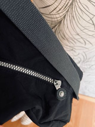 Bolso Kipling Negro como nuevo, incluye asa larga