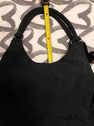 Bolso Kipling Negro como nuevo, incluye asa larga