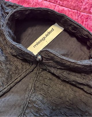 Vestido negro manga larga acampanada