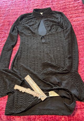 Vestido negro manga larga acampanada