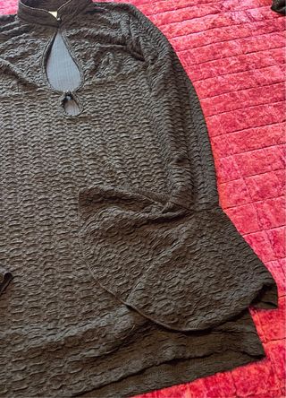 Vestido negro manga larga acampanada