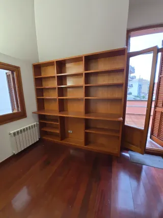 Librería de madera marrón