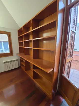 Librería de madera marrón