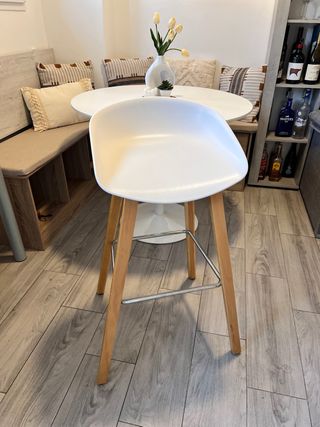 Dos Taburetes Blanco y Madera