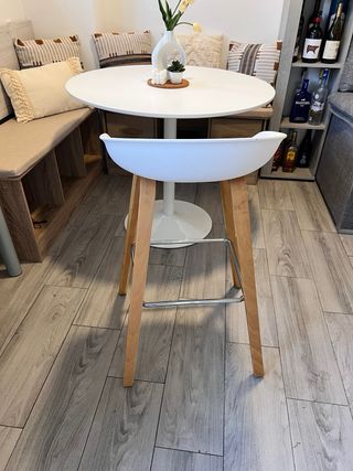 Dos Taburetes Blanco y Madera