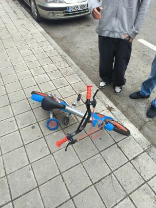 Bicicleta infantil plateada y azul Marvel