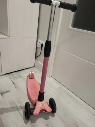 Patinete 3 Ruedas LED Rosa. Casco de regalo.