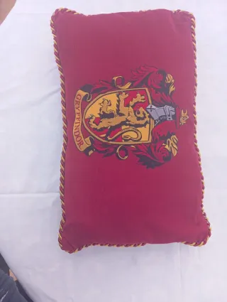 Cojín Gryffindor Harry Potter terciopelo rojo lujo