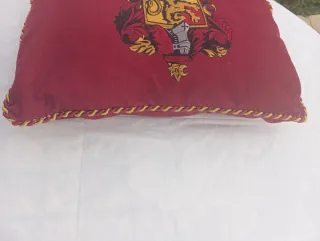 Cojín Gryffindor Harry Potter terciopelo rojo lujo