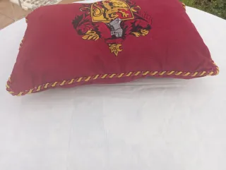 Cojín Gryffindor Harry Potter terciopelo rojo lujo