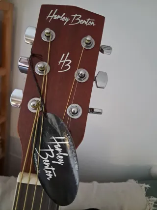 Guitarra Acustica con soporte, bolsa y afinador