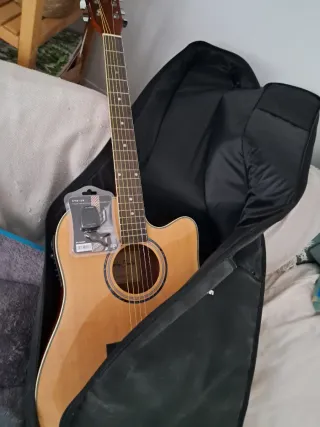 Guitarra Acustica con soporte, bolsa y afinador
