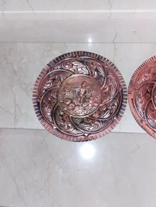 Coppia piatti decorativi rame sbalzato