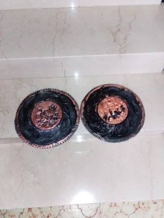 Coppia piatti decorativi rame sbalzato