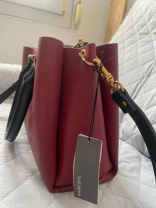 Bolso burdeos y negro con asas de mano y de colgar