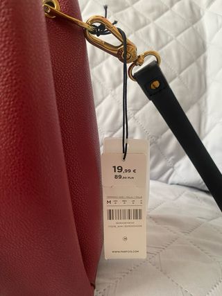 Bolso burdeos y negro con asas de mano y de colgar