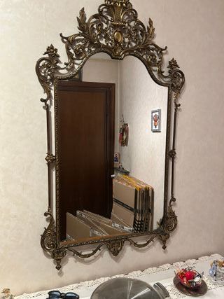 Coppia di specchi con cornice decorata