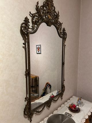 Coppia di specchi con cornice decorata