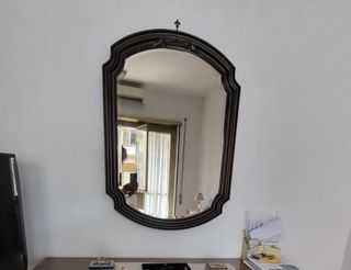 Coppia di specchi con cornice decorata