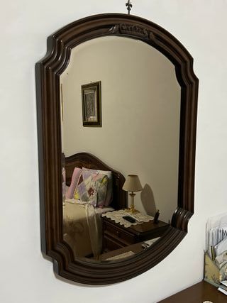 Coppia di specchi con cornice decorata