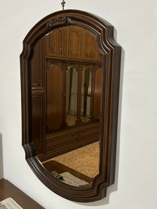 Coppia di specchi con cornice decorata