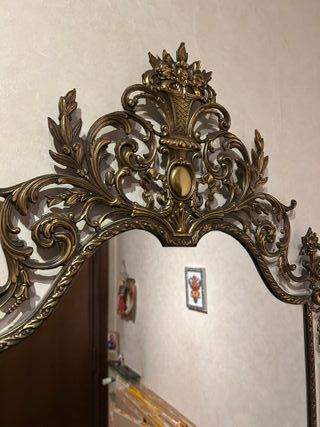 Coppia di specchi con cornice decorata