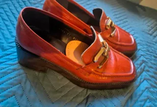 Mocasines rojos con hebilla dorada