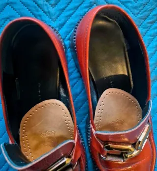 Mocasines rojos con hebilla dorada