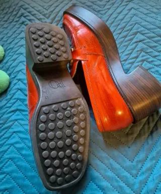 Mocasines rojos con hebilla dorada