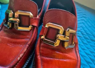 Mocasines rojos con hebilla dorada