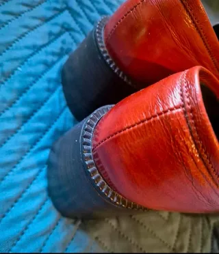 Mocasines rojos con hebilla dorada