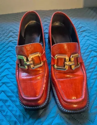Mocasines rojos con hebilla dorada