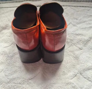 Mocasines rojos con hebilla dorada